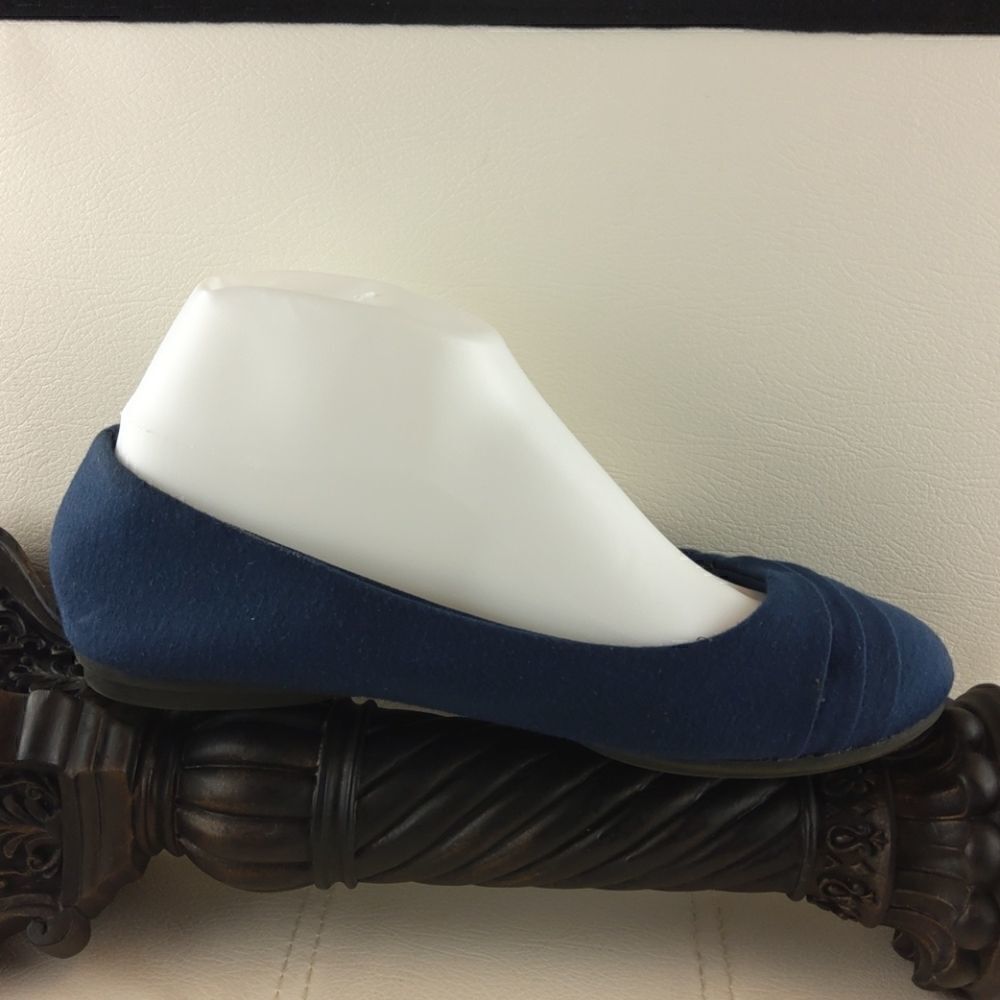 American Eagle navy blue flat shoe (one shoe)